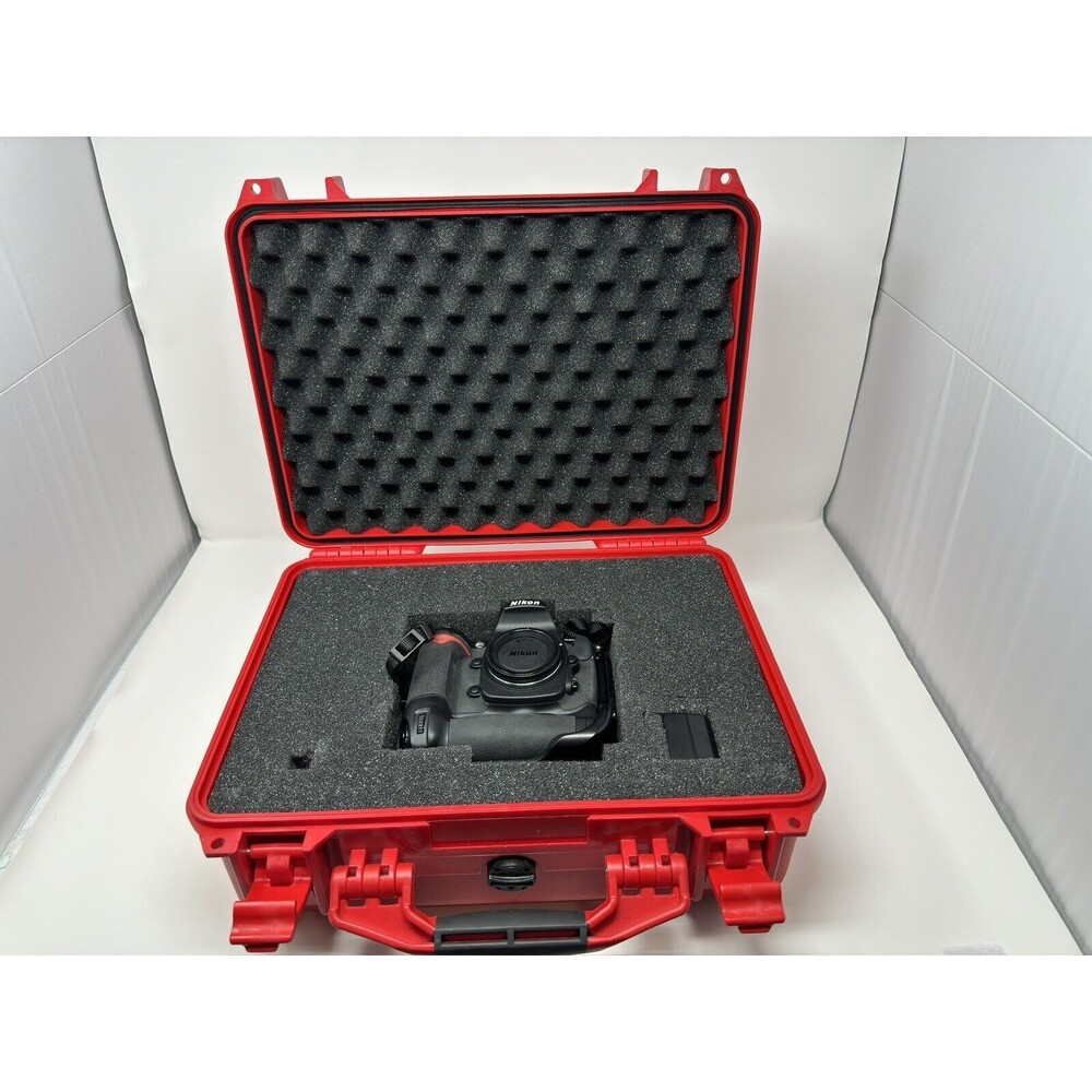 Nikon D D300 12.3 MP DSLR W/Grip,Hardshe ll Case, L-Plate,2GB & 565 Shutter Coun